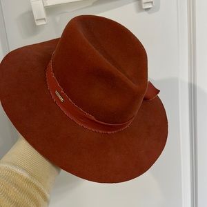 Flat brim burnt red hat. Size SM.